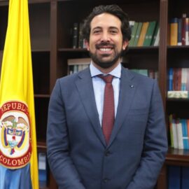 Ministro de Hacienda presentó su renuncia un mes y medio después de asumir el cargo