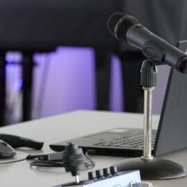 Voces colombianas que inspiran: 5 podcasts recomendados para ti