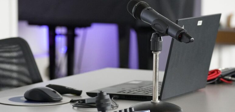 Voces colombianas que inspiran: 5 podcasts recomendados para ti