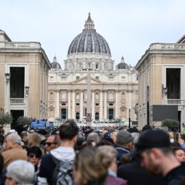 Alrededor de 150.000 personas despiden al Papa en la basílica de San Pedro antes del funeral