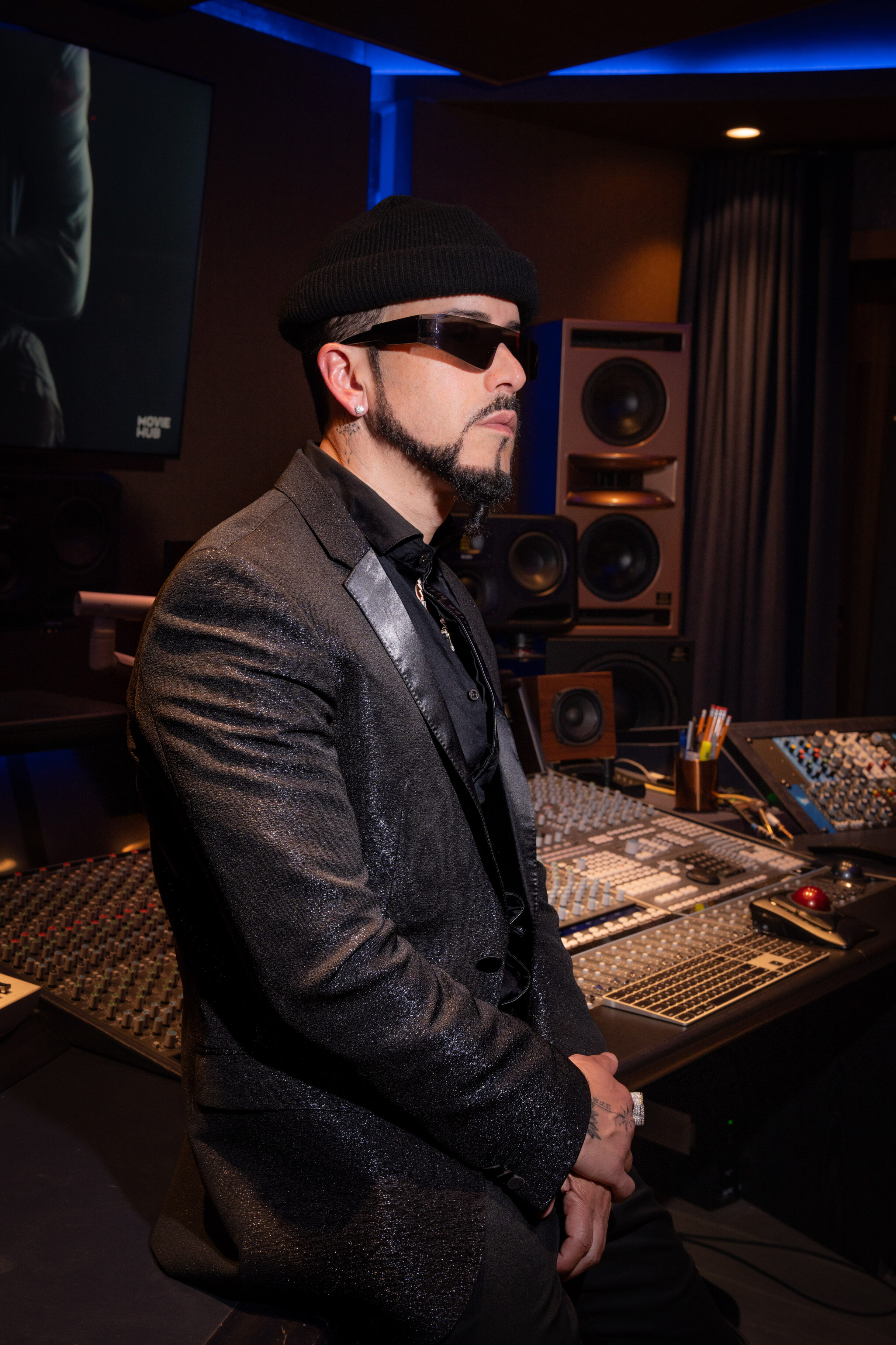 Fotografía cedida por Oscar Mena donde aparece el veterano reguetonero puertorriqueño Yandel quien presenta este jueves 'Yandel Sinfónico', el primer álbum grabado en vivo que fusiona completamente temas urbanos con una orquesta sinfónica "sin cambiarle la esencia al reguetón", según aseguró a EFE el artista.