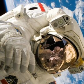 Regresó del espacio a los 70 años y en su cumpleaños: ¿quién es el astronauta que desafió la edad?