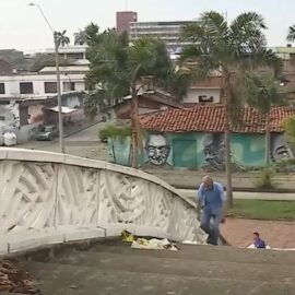 Comunidad denuncia el abandono y falta de seguridad en el puente peatonal del parque lineal