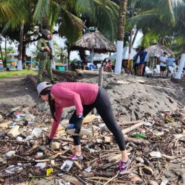 Recogen dos toneladas de basura en playas de Buenaventura en jornada ambiental