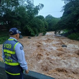 Panorama de lluvias en Cali: Desbordamientos tras aguacero de esta madrugada