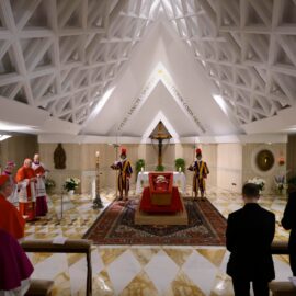 ¿Quiénes serán los enviados desde Colombia al funeral del Papa Francisco? Petro no asistirá