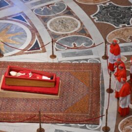 El féretro del Papa Francisco ya está en la basílica de San Pedro: sus fieles dan el último adiós