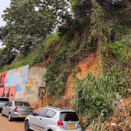 Riesgo por deslizamiento en el barrio Los Chorros; muro de contención estaría inconcluso