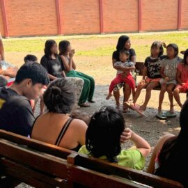 Pueblo indígena en riesgo de pérdida de su cultura sobrevive en Cali tras huir del conflicto armado
