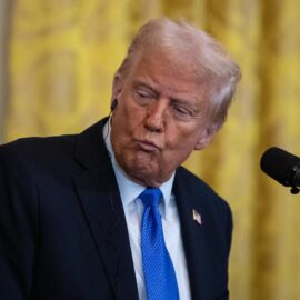 Trump y Unión Europea sellan pacto comercial que baja aranceles