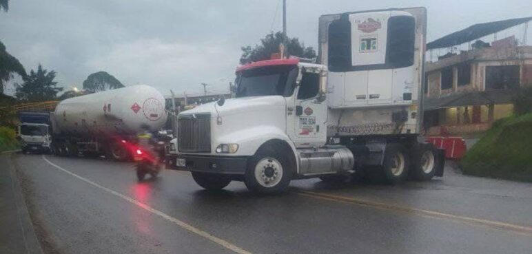 Bloqueos en la vía Panamericana: no hay paso vehicular en tramo Popayán-Cali