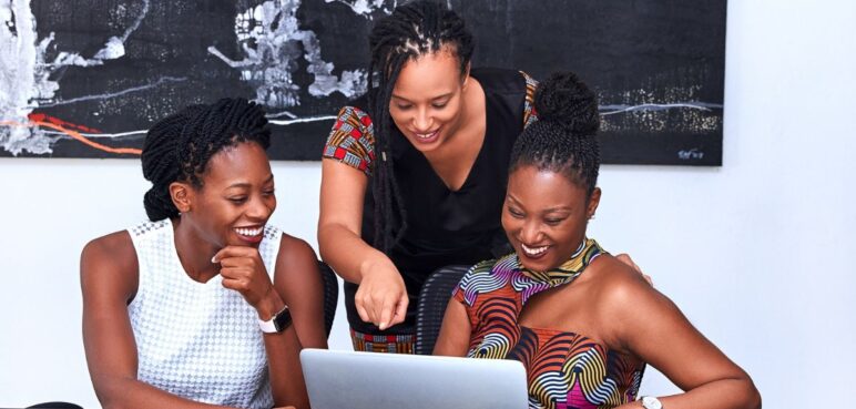 Mujeres en Colombia dedican 7,5 horas diarias al trabajo doméstico; informe revela brecha de género
