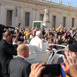 Persona gana lotería luego de hacer un número relacionado al papa Francisco