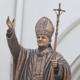 La historia del cónclave más largo de la iglesia: dejó víctimas fatales y duró años