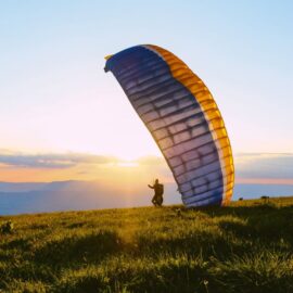 Los mejores destinos para practicar parapentismo en Colombia, un deporte de exigencia