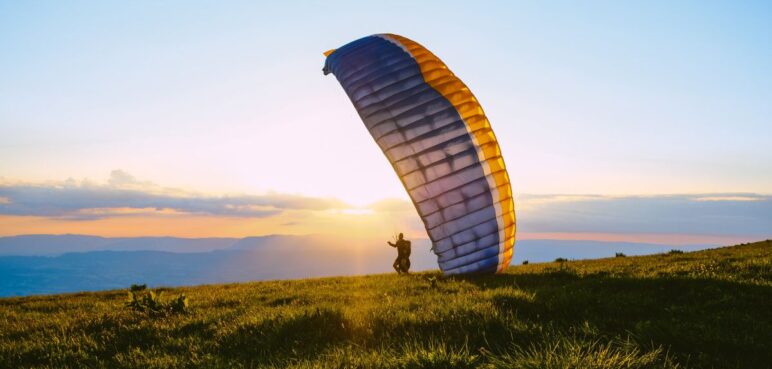 Los mejores destinos para practicar parapentismo en Colombia, un deporte de exigencia