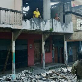 Al menos 20 personas heridas tras sismo de magnitud 6,3 en Ecuador