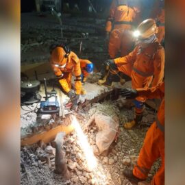 Así fue el rescate de dos hombres que estaban bajo escombros tras terremoto en Birmania