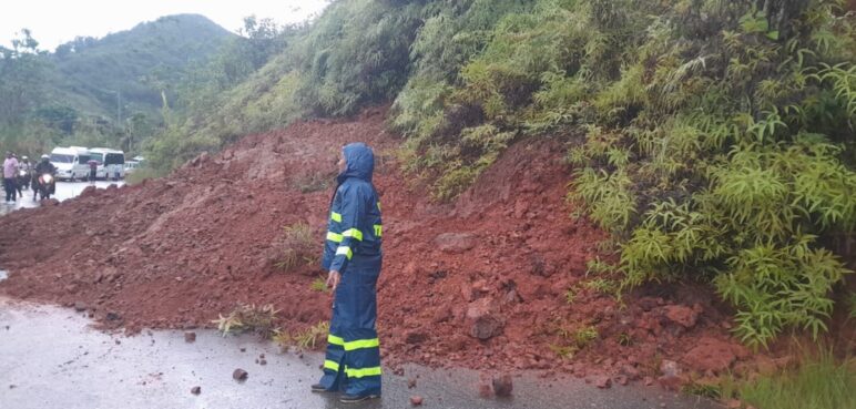 Autoridades reportan deslizamiento de tierra en la vía a Cristo Rey
