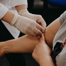 Ojo: estas personas no deberían aplicarse la vacuna contra la fiebre amarilla, según Asoreuma