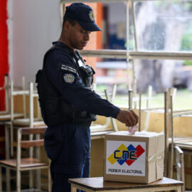 Elecciones en Venezuela: oposición cuestiona que la participación haya sido del 42,6%