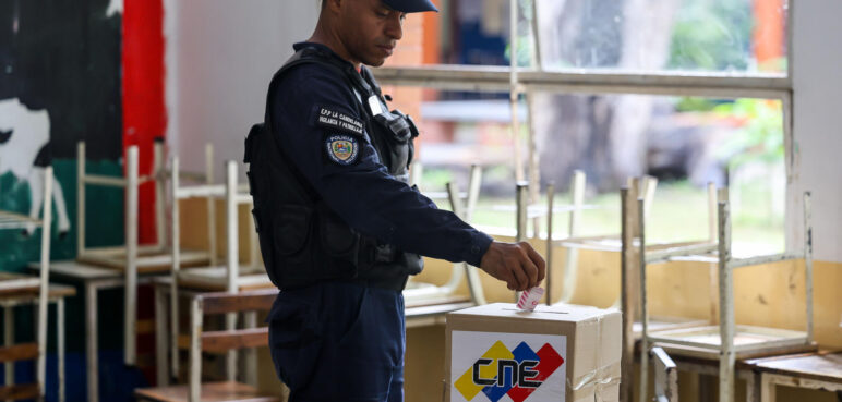 Elecciones en Venezuela: oposición cuestiona que la participación haya sido del 42,6%