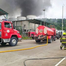 Ecuador declara emergencia en su principal refinería tras incendio de grandes proporciones