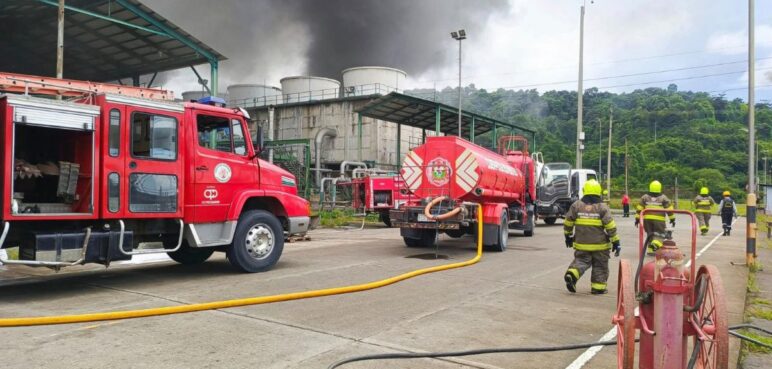 Ecuador declara emergencia en su principal refinería tras incendio de grandes proporciones