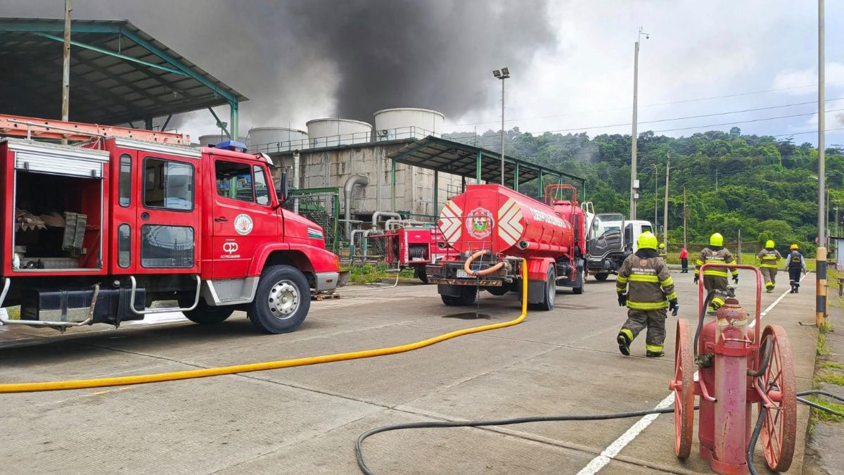Ecuador declara emergencia en su principal refinería tras incendio de grandes proporciones