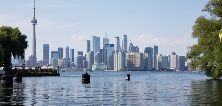 ¿Cuántos años debe vivir un colombiano en Canadá para solicitar la residencia?