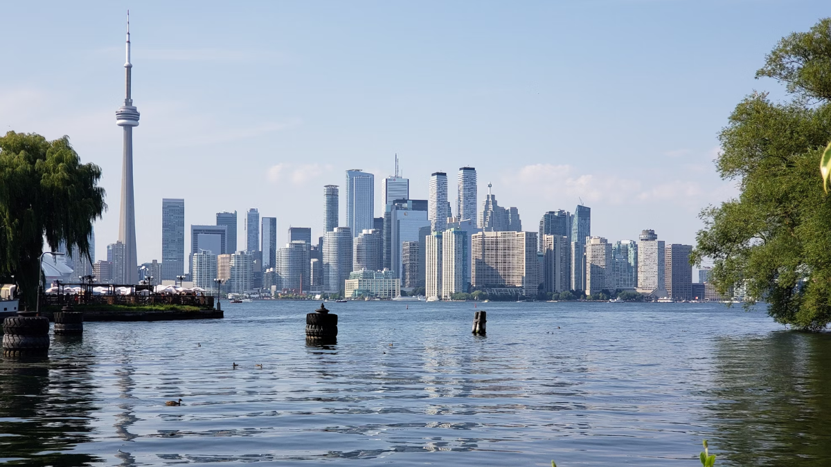 ¿Cuántos años debe vivir un colombiano en Canadá para solicitar la residencia?