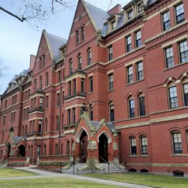 Harvard enfrenta a Trump en los tribunales: nueva batalla por estudiantes internacionales 