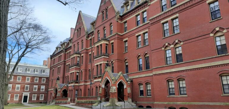 Harvard enfrenta a Trump en los tribunales: nueva batalla por estudiantes internacionales 