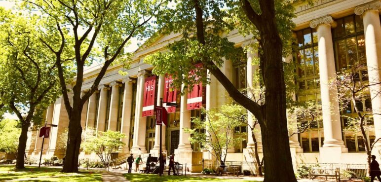Harvard cierra oficinas de diversidad en medio de presiones de Trump