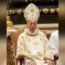 El cardenal Dominique Mamberti, la voz que desvelará al mundo el nuevo papa