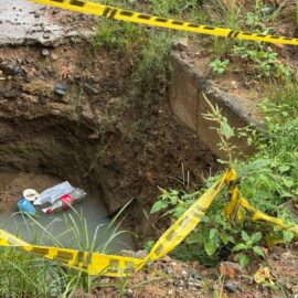 Vecinos denuncian hueco sin reparar desde hace casi dos meses en Prados de Oriente, Cali