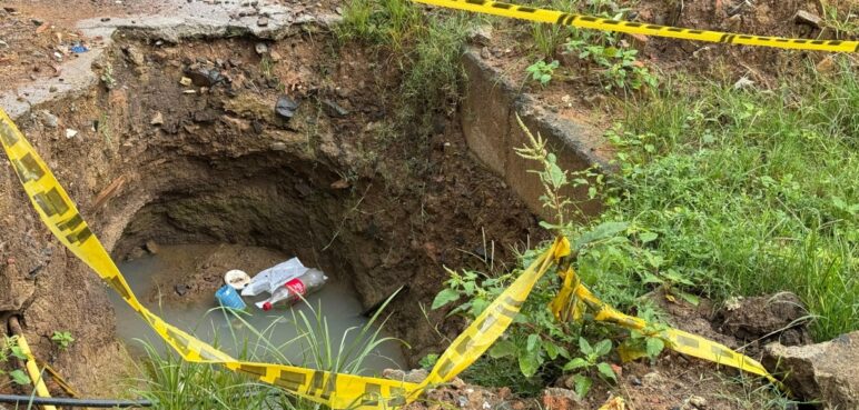 Vecinos denuncian hueco sin reparar desde hace casi dos meses en Prados de Oriente, Cali