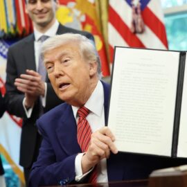 Pocos avances en tregua arancelaria de Trump; amenazas a la UE