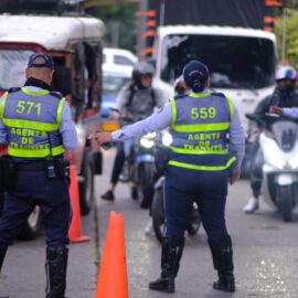 Leyes que deben respetar los guardas según el Código de Tránsito