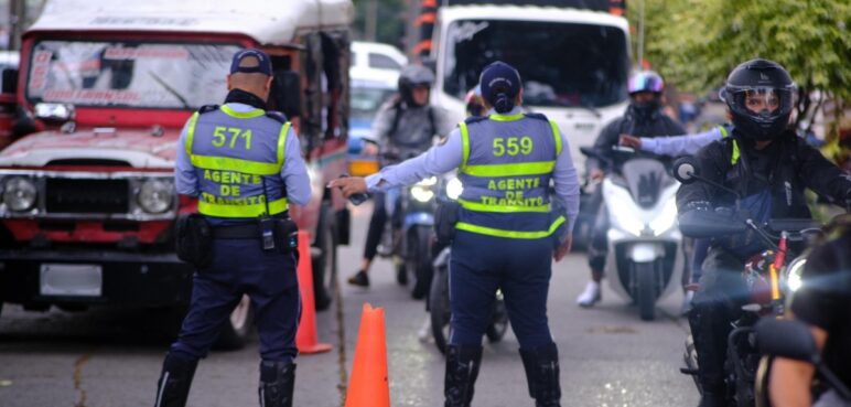 Leyes que deben respetar los guardas según el Código de Tránsito