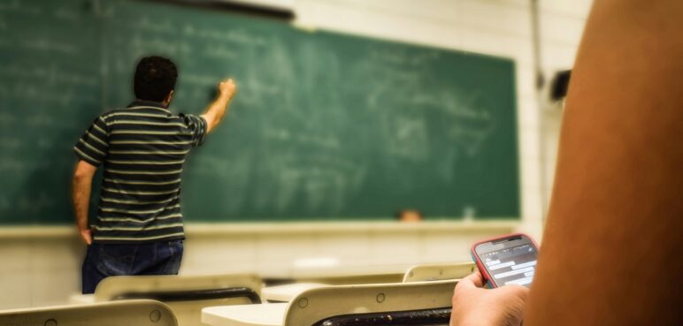 ¿Cuándo puede jubilarse un docente del sector público? Esto dice el decreto