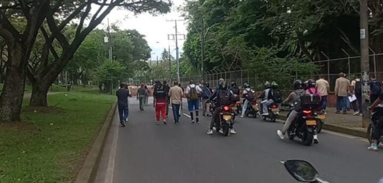 Bloqueos en norte y sur de Cali generan caos vehicular y cambios en rutas del MÍO