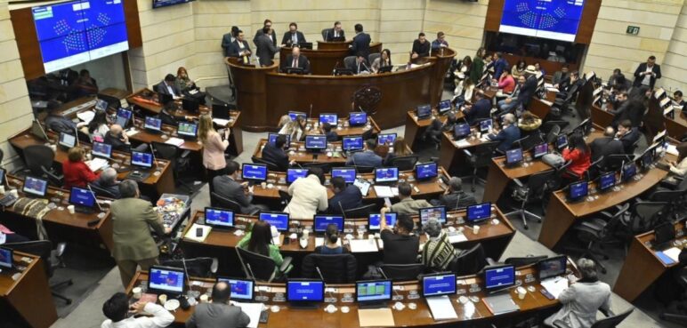 Cinco artículos aprobados y dos eliminados: Reforma laboral avanza en el Senado