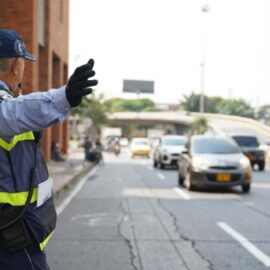 Atacan a guardas de tránsito en operativo en Cali: uno de los agresores fue capturado