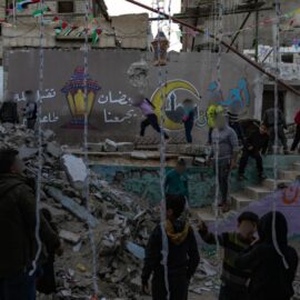 Al menos 74 palestinos han fallecido en ataques israelíes en la Franja de Gaza