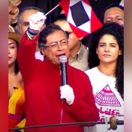 ¿Qué significado tiene la bandera que Petro mostró en discurso de primero de mayo?