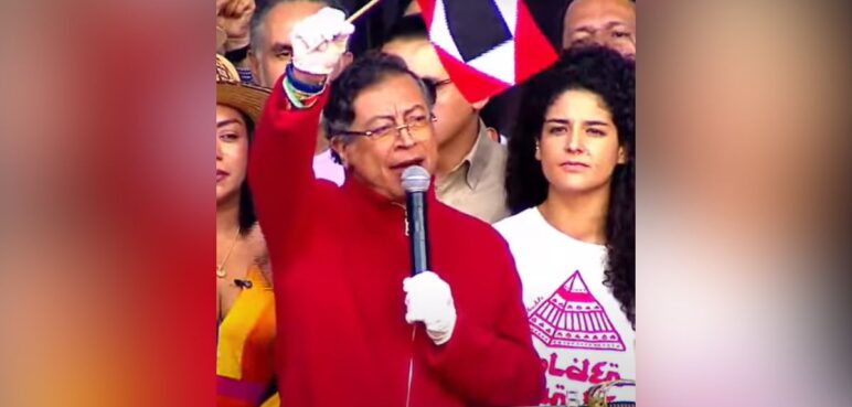 ¿Qué significado tiene la bandera que Petro mostró en discurso de primero de mayo?