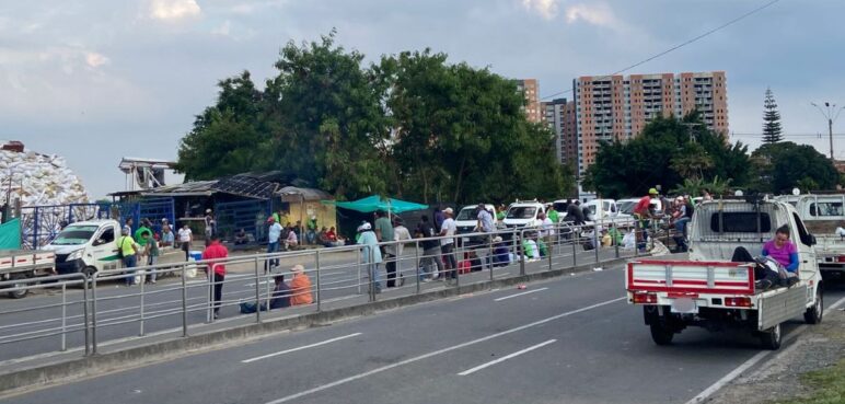 Permanece el bloqueo en ‘la escombrera de la 50′ por protestas; estos son los desvíos