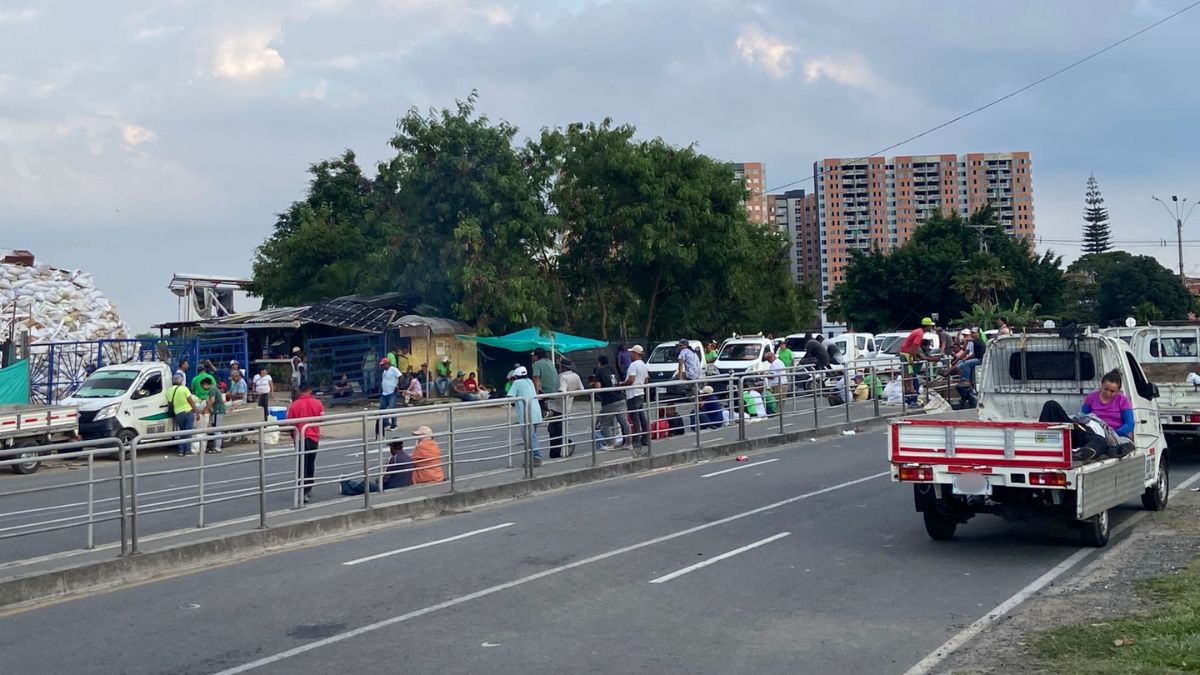 Permanece el bloqueo en ‘la escombrera de la 50′ por protestas; estos son los desvíos