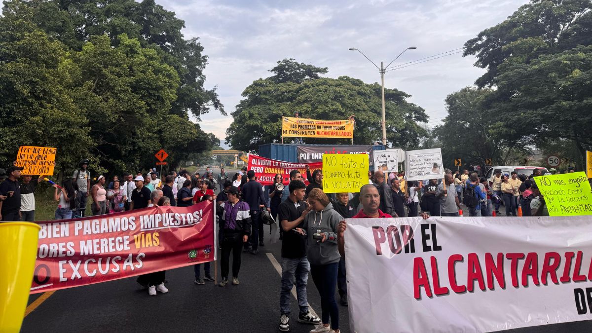 Continúa bloqueo en 'Escombrera de la 50': recicladores exigirían garantías laborales
